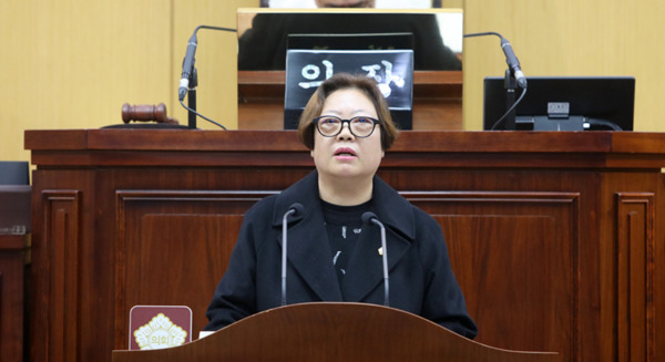 서산시의회는 25일 더불어민주당 가선숙 의원이 제310회 제2차 정례회 제1차 본회의에서 '서산시 식품 사막 대응 및 쇼핑 약자 지원 방안 마련 촉구'를 주제로 5분 자유발언을 진행했다고 밝혔다. / 서산시의회 제공