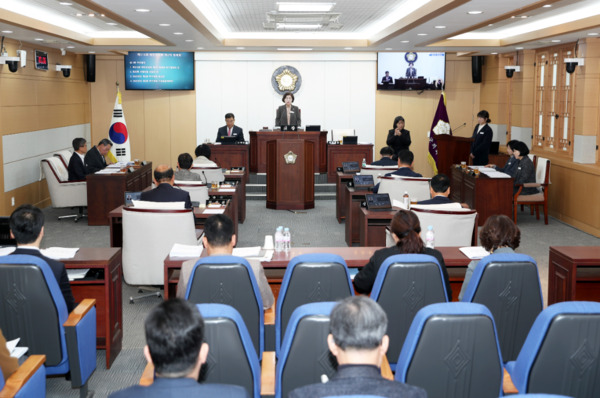 태안군의회는 25일 의회 본회의장에서 금년도 마지막 회기인 제316회 제2차 정례회 제1차 본회의를 개회하고, 17일간의 회기일정에 돌입한 가운데, 전재옥 의장이 개회사를 하고 있다. / 태안군의회 제공
