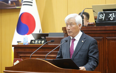 서산시의회는 25일 국민의힘 안동석 의원이 제310회 정례회 제1차 본회의에서 5분 자유발언을 통해 수확철마다 반복되는 농산물 폐기 문제를 지적하며, ‘못난이 농산물’ 유통 활성화를 위한 서산시의 적극적인 지원을 촉구했다고 밝혔다. / 서산시의회 제공