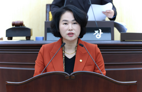 대전 동구의회는 25일 국민의힘 김영희 의원이 제290회 정례회 제1차 본회의에서 "경계선지능아동이 제도적 사각지대에 놓여 있다"며, 국가 차원의 법·제도 정비를 촉구하는 건의안을 제출한 가운데, 김영희 의원이 건의안 제안 설명을 하고 있다. / 대전 동구의회 제공