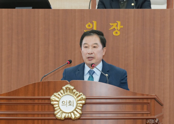 아산시의회는 25일 더불어민주당 천철호 의원이 제263회 정례회 제1차 본회의에서 '참전유공자 예우, 지자체의 재량이 아닌 국가의 책임이다'를 주제로 5분 자유발언을 통해 지역별로 지급되는 참전유공자 예우금 현실을 지적하고, 국가 책임에 기반한 통일된 보훈체계 마련을 강력히 촉구했다고 밝혔다. / 아산시의회 제공