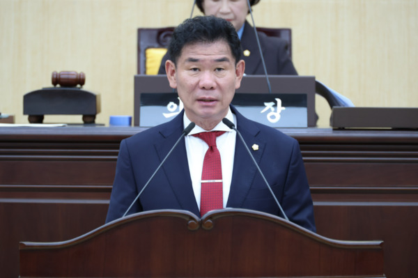 대전 동구의회는 25일 국민의힘 강정규 의원이 제290회 정례회 제1차 본회의에서 동구 내 소방차 진입 곤란 지역과 화재 취약지역에 대한 종합적 개선 방안 마련을 촉구한 가운데, 강정규 의원이 건의안 제안 설명을 하고 있다. / 대전 동구의회 제공