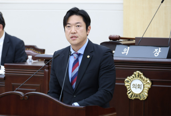 대전 동구의회는 25일 국민의힘 박철용 의원이 제290회 정례회 제1차 본회의에서 5분 자유발언을 통해 대동 2구역 공공주거환경개선사업과 관련한 주민·공공기관 간 갈등 해소를 촉구하며 적극적 소통과 협력의 필요성을 강조했다고 밝혔다. / 대전 동구의회 제공