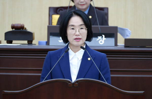 대전 동구의회는 25일 더불어민주당 이지현 의원이 제290회 정례회 제1차 본회의에서 5분 자유발언을 통해 내년 3월 전면 시행되는 '의료·요양 등 지역돌봄의 통합지원에 관한 법률'에 대비해 우리 구의 조직·인력·서비스 기반을 재정비해야 한다고 밝혔다. / 대전 동구의회 제공