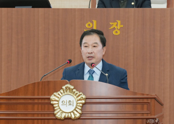 아산시의회는 25일 제263회 제2차 정례회 제1차 본회의에서 '참전명예수당 국가책임 전환 건의안'을 채택한 가운데, 건의안을 대표 발의한 천철호 의원이 제안 설명을 하고 있다. / 아산시의회 제공