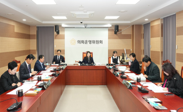 아산시의회 의회운영위원회는 25일 제263회 제2차 정례회 제1차 회의를 개최하고, 아산시 결산검사위원 선임 및 운영에 관한 조례 일부개정조례안을 포함한 위원회 소관 안건 3건을 심사했다고 밝혔다. / 아산시의회 제공