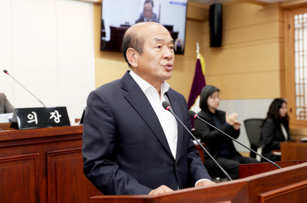 태안군의회는 25일 국민의힘 김진권 의원이 제316회 제2차 정례회 제1차 본회의에서 5분 자유발언을 통해 최근 태안군 행정 전반에 확산되고 있는 불통·비위 사태에 대해 강도 높게 비판했다고 밝혔다. / 김진권 의원 제공