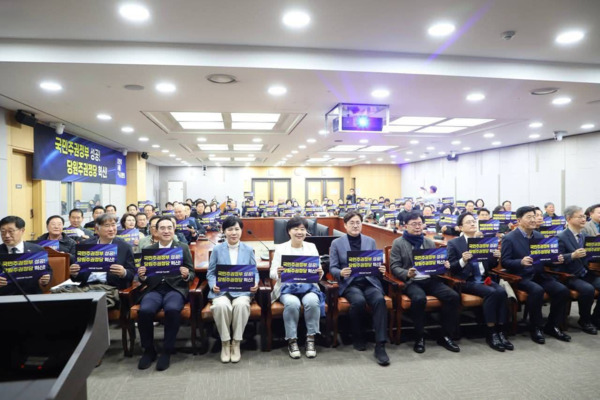 더민주서울혁신회의 3기 출범식에 참석한 150여 명의 상임위원과 내빈들이 '서울 탈환'과 '지방선거 승리'를 다짐하며 단체 퍼포먼스를 펼치고 있다. / 더민주서울혁신회의 제공