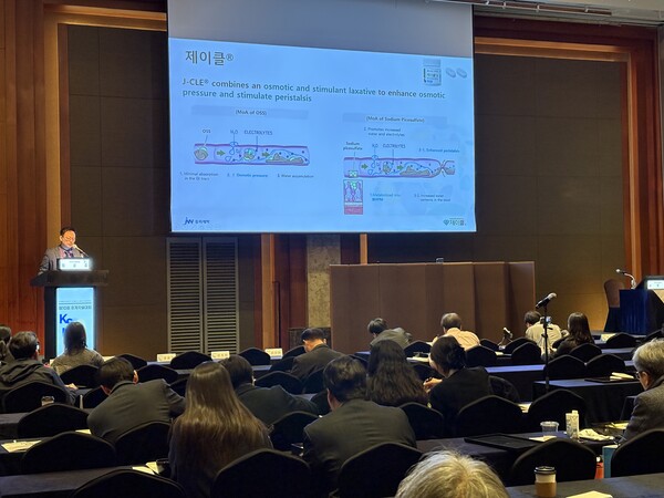 JW중외제약은 지난 23일 롯데호텔 서울에서 열린 한국건강검진학회 추계학술대회에서 정제형 대장정결제 ‘제이클 정’ 심포지엄을 개최했다. 제이클 정의 약효와 안전성, 복약 순응도를 공유하기 위해 마련된 이번 심포지엄에는 내과 전문의를 비롯한 의료진이 참석했다.