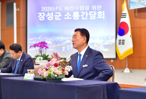 김한종 장성군수가 지난 24일 열린 소통간담회에서 주민들에게 설명하고 있다./장성군 제공