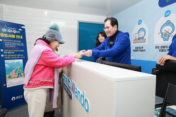 신우철 완도군수가 지난 3월 진행한 완도 치유 페이 첫번째 관광객 대상 환영 이벤트을 하고 있는 모습/완도군 제공