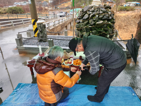 대덕문화원는 6일 정월대보름을 맞이하여 개최한 '대덕구민 윷놀이대회'와 대덕구 각 마을 별 보름제 행사가 참여자들의 열렬한 성원 속에 성공적으로 진행되어 잊혀져 가는 우리의 고유 민속명절을 되새기고, 대덕구민들이 하나로 모여 어우러지며 공동체 문화의 가치에 대해 다시 한 번 배우는 자리가 되었다고 밝혔다. 사진은 보름제를 지내는 모습 / 대덕문화원 제공