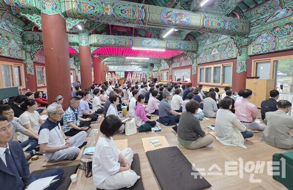 전국 공직자 200여 명 수덕사 <b>템플스테이</b> 성료