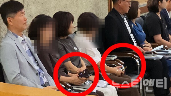 [포토] 이정자 김제시의회 의장 호소 중, 김제시 간부공무원 '스마트폰... - 뉴스 썸네일 이미지