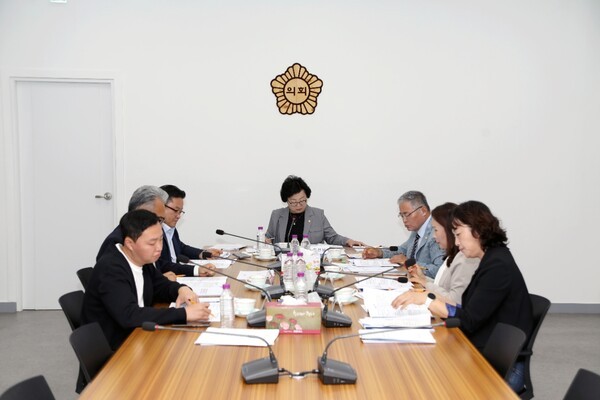 양양군의회, 집행부와 현안 간담회 개최...5개 부서 5개 안건 논의 - 뉴스 썸네일 이미지