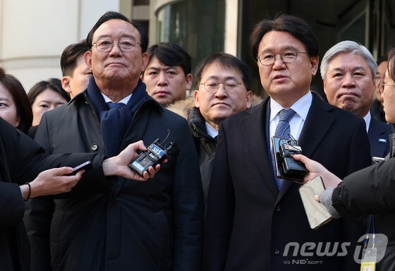 문재인 정부 청와대의 '울산시장 선거 개입 의혹'으로 기소된 황운하 조국혁신당 의원과 송철호 전 울산시장에게 무죄가 확정됐다. (사진=황운하 조국혁신당 원내대표와 송철호 전 울산시장이 2월 4일 서울 서초구 서울고등법원에서 열린 문재인 정부 청와대의 ‘울산시장 선거 개입 의혹’ 항소심 선고를 마치고 나서며 취재진 질문에 답하고 있다. )