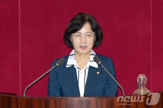 신임 국회 법제사법위원장으로 선출된 추미애 더불어민주당 의원이 21일 서울 여의도 열린 제428회 국회(임시회) 본회의에서 선출 인사를 하고 있다.