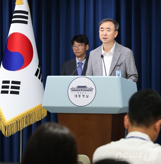 임문영 국가인공지능전력위원회 부위원장이 8일 서울 용산 대통령실 청사에서 국가AI 전략위원회 관련 브리핑을 하고 있다.