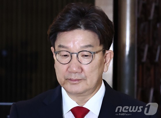 권성동 국민의힘 의원이 11일 서울 여의도 국회에서 열린 본회의에서 권 의원에 대한 체포동의안에 표결한 뒤 입장을 밝히기 위해 나오고 있다.