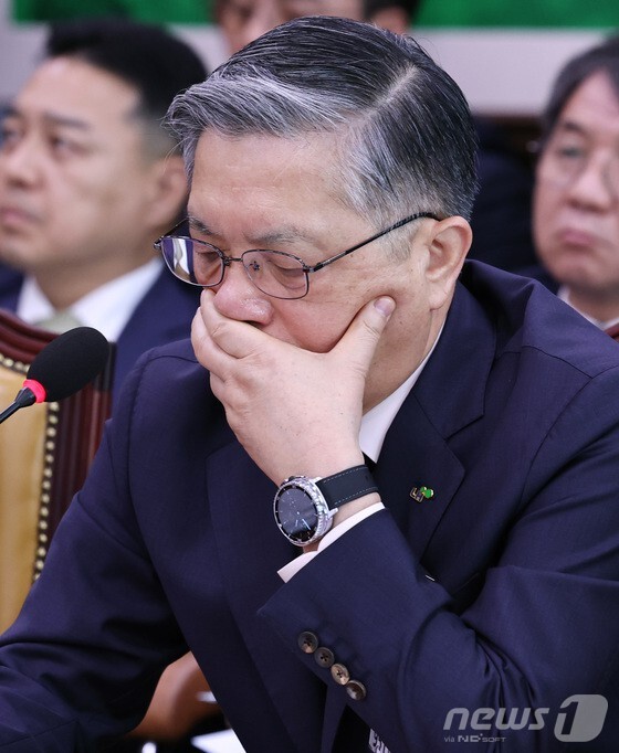 이한준 한국토지주택공사(LH) 사장이 10월 14일 오전 서울 여의도 국회에서 열린 국회 국토교통위원회 국정감사에 출석해 생각에 잠겨 있다.