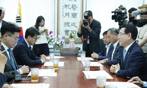 [포토] <b>김영록</b> 전남<b>지사</b>, 민주당 <b>박찬대</b> 원내대표와 <b>면담</b>