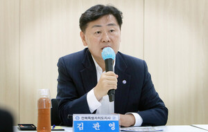 새만금신항 운영 방식?... <b>김관영</b> 전북<b>도지사</b> "김제·부안 중립적 전문가 의견...