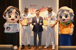 한화이글스 <b>와이스</b>·<b>폰세</b> 부부, 대전 중구 1호 <b>명예구민</b> 되다