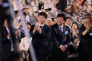 [포토] 부안군 선수단 입장 모습 촬영하는 <b>유승민</b> 대한체육<b>회장</b>